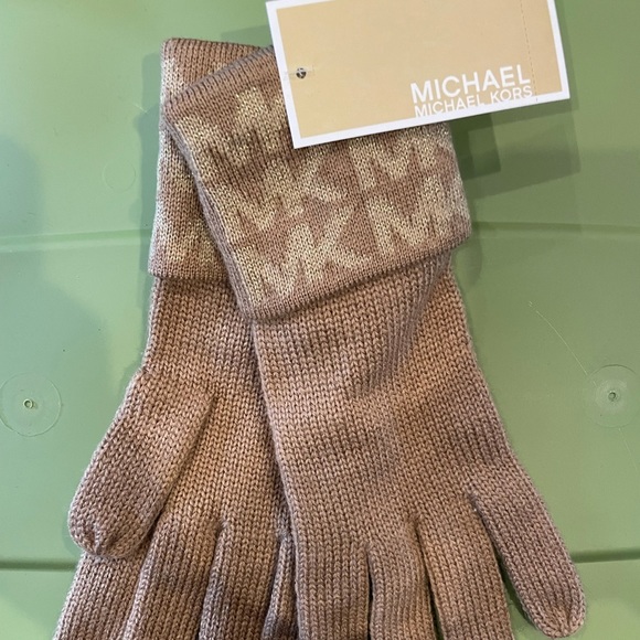 Michael Kors Tan Camel Gold Monogram MK Logo Knit Gloves NWT - Picture 2 of 6
